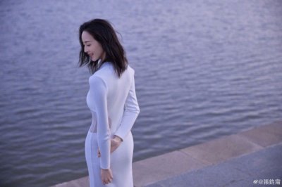 ​40岁张钧甯穿露腰裙水畔漫步 微风吹拂气质非凡