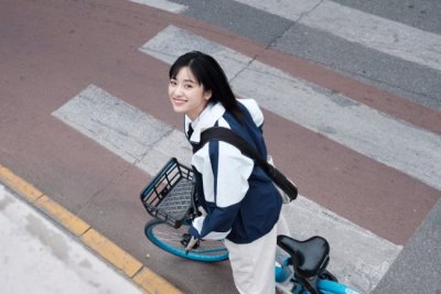 ​沈月晒随拍美照 骑自行车抬头灿笑活力满满