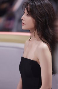 ​红气养人！42岁殷桃金鹰奖夺视后穿抹胸裙状态绝佳