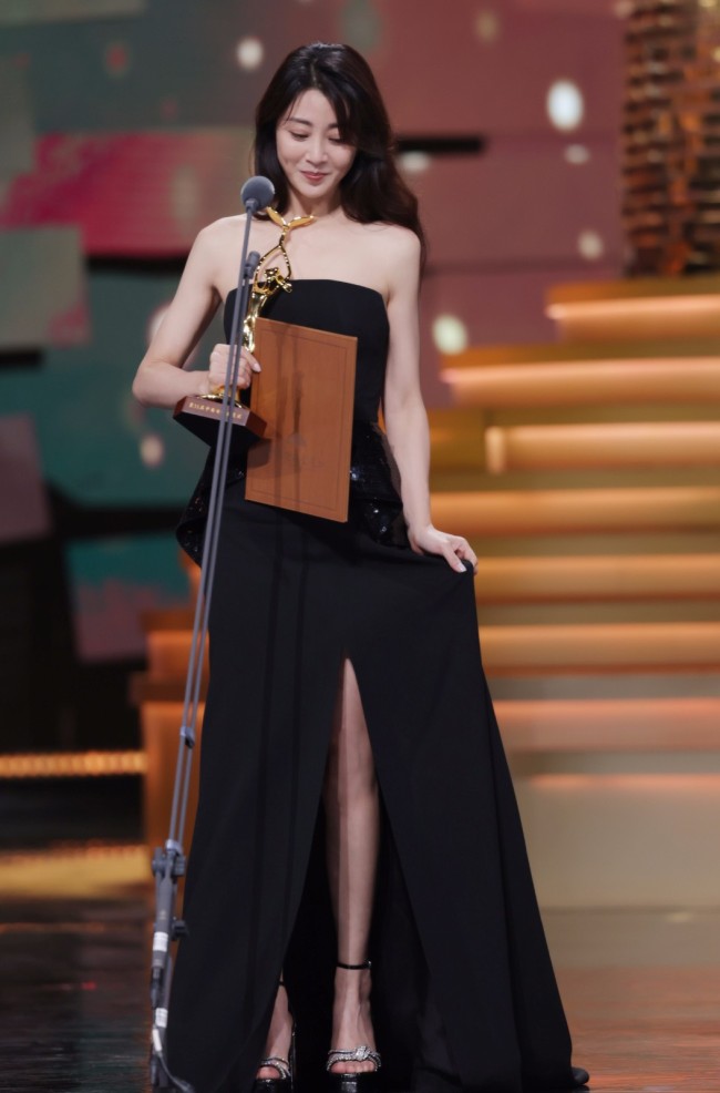 红气养人!42岁殷桃金鹰奖夺视后穿抹胸裙状态绝佳