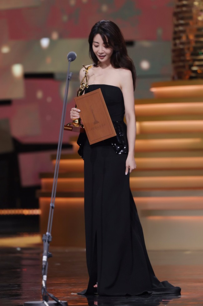 红气养人!42岁殷桃金鹰奖夺视后穿抹胸裙状态绝佳