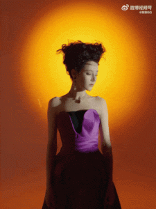 ​迪丽热巴爆炸头大片 酷帅真实诠释自我