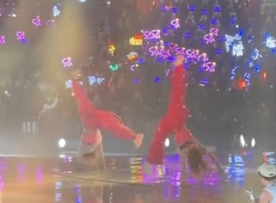 ​Twins红馆演唱会大秀侧手翻 背靠背表演点燃全场