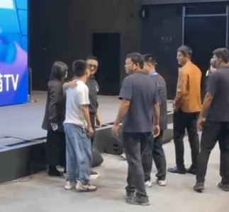 ​汪峰保护被拉走的粉丝 拍着对方肩膀微笑安慰