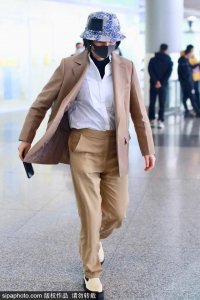​尚雯婕穿卡其色西装现身机场 单手插兜状态悠闲自在