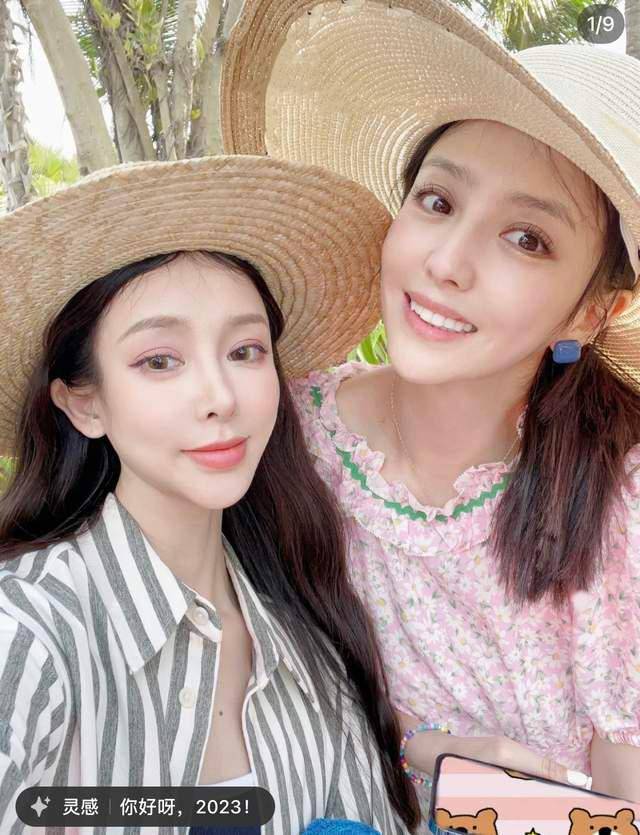 网友晒佟丽娅迪拜旅游合照 身穿粉色碎花裙少女感十足(图1)