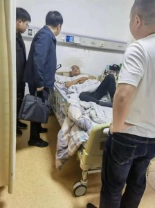 ​男子病情好转“赖床”408天拒不出院，法官调解未果后执行局强制腾退并拘留