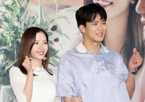 基贤苞娜恋爱是真的吗_秘密恋爱五年一直未公布