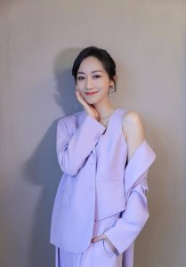 ​41岁韩雪和60岁老公聚餐，穿着朴素接地气，两人互动很温馨