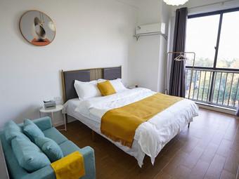 4、如果是中午用餐时间，可以在网上订一家快餐或者民宿，一般价格都比较实惠。