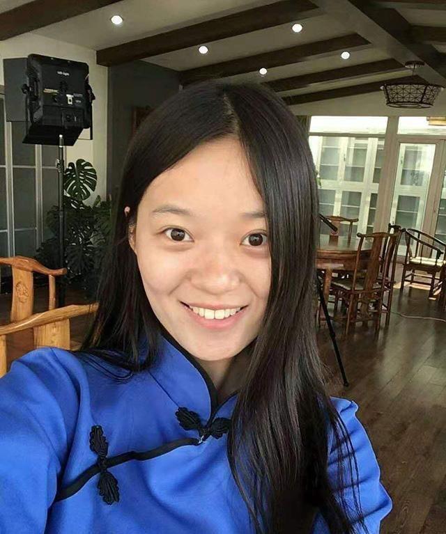 北大才女陈更素颜照曝光,笑容温暖人,网友:学霸武亦姝更美