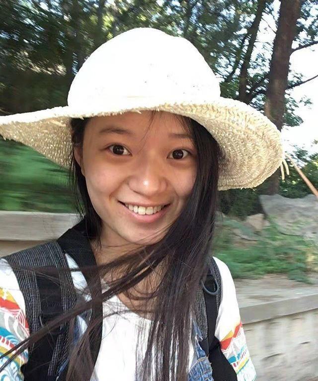 北大才女陈更素颜照曝光,笑容温暖人,网友:学霸武亦姝更美