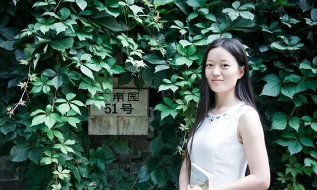 北大才女陈更素颜照曝光,笑容温暖人,网友:学霸武亦姝更美