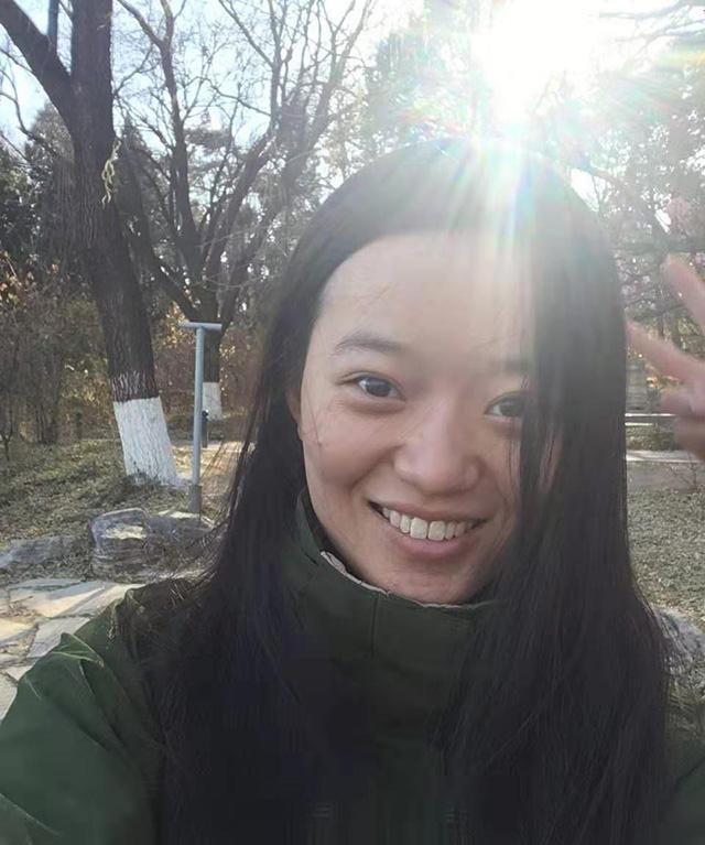 北大才女陈更素颜照曝光,笑容温暖人,网友:学霸武亦姝更美