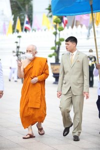 ​泰国16岁提帮功王子挑大梁！身高超过180，穿西装亮相长成大帅哥