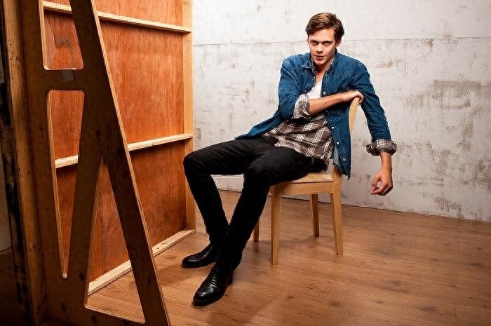 好莱坞新秀比尔·斯卡斯加德