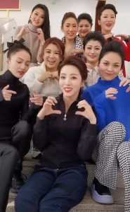 ​央视主持人李思思晒私下照，坐c位瓜子脸好美，张韶涵筷子腿抢镜