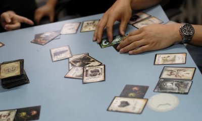 ​重庆老板开桌游吧，1年赚80万，除了模式新颖，奇装异服才是卖点