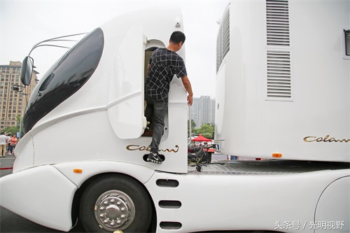 这款房车,300多人设计,花费5年时间,吸引了众多市民的目光