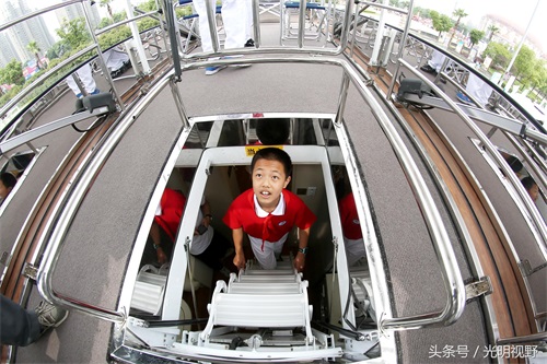 这款房车,300多人设计,花费5年时间,吸引了众多市民的目光