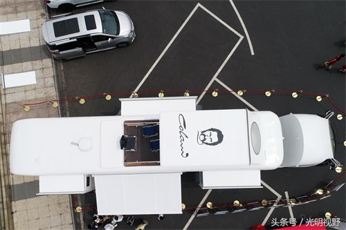 这款房车,300多人设计,花费5年时间,吸引了众多市民的目光