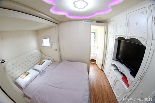 这款房车,300多人设计,花费5年时间,吸引了众多市民的目光