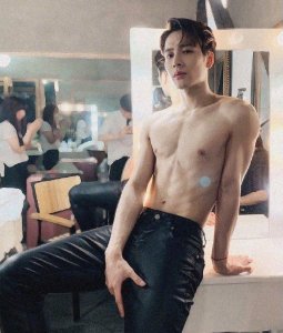 ​王嘉尔半裸写真合集，肌肉匀称有弹性，堪称完美肉体，好想摸