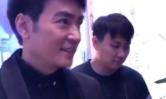 “不老男神”焦恩俊近况,跟23岁女儿晒合照,不像父女像兄妹