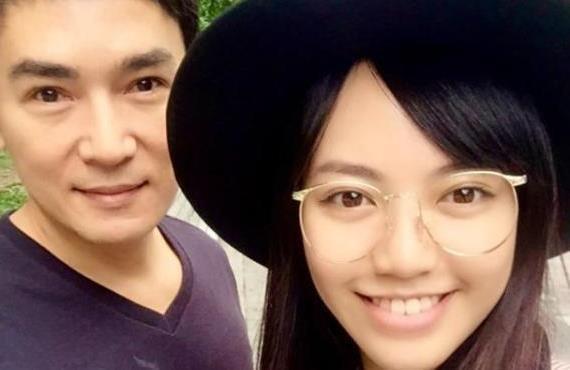 “不老男神”焦恩俊近况,跟23岁女儿晒合照,不像父女像兄妹