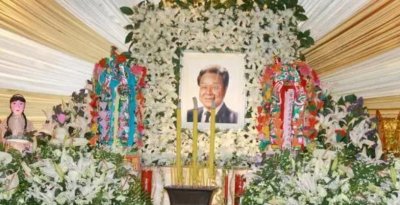 ​2006年董骠去世，葬礼上成龙曾志伟扶灵，四妻七子为何能相处融洽