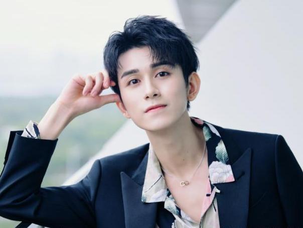 通过《陈情令》喜欢上朱赞锦，然后才发现《东宫》里面也有他出演