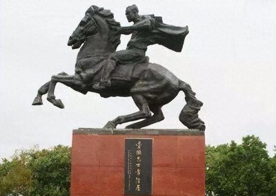 ​1943年，常隆基给日军中将牵马，上坡时，他要求对...