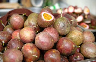 ​鸡蛋果和百香果的区别 与蛋黄果的区别