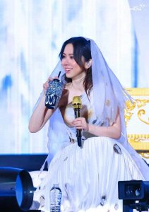 ​网友：以为邓紫棋走光了，邓紫棋演唱会的服装一言难尽