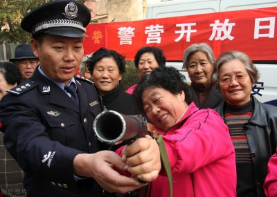 ​天津辅警每月到手4300，大专生抢着报名！网友：这点钱儿够花吗？