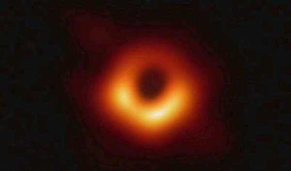 黑洞吞噬太阳系的图片,如果太阳突然被虫洞吃掉了会怎么样图16