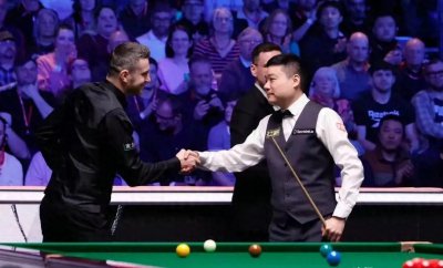 ​塞尔比全程高能10:2大胜丁俊晖！球迷调侃：关键时刻总掉链子