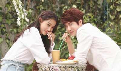 ​王一博和关晓彤拍MV，当他俯身偷亲关晓彤的那一刻，竟然害羞了