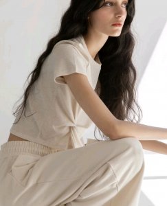 ​为什么你穿T恤那么路人感，超实用简单T恤打结方法让你提升时尚感