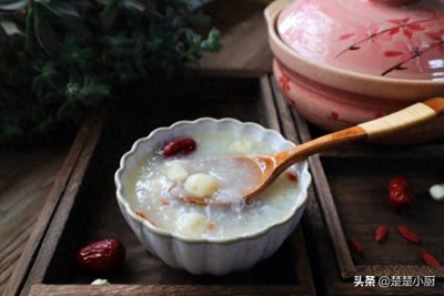 ​甜甜蜜蜜、胶质满满的银耳莲子羹，简单易煮，喝上一碗心满意足