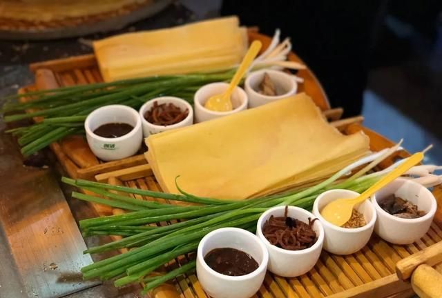 水煎包发源地，你听说山东人喜欢煎饼卷大葱从哪知道的?？图2