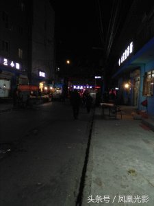 ​小伙夜里卖狗，国美狗一只才200，小朋友看了后喜欢得都不想走了