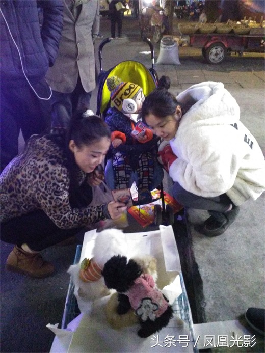 小伙夜里卖狗，国美狗一只才200，小朋友看了后喜欢得都不想走了