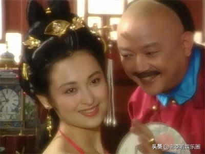 ​左乾隆，右和珅，王璐瑶饰演的赛貂蝉真是风情万种，谁看了不迷糊