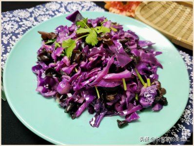 ​炒紫包菜时，总会发黑？下锅后加1勺它，鲜艳脆嫩，越吃越上瘾