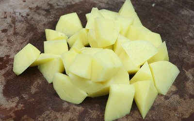 ​火遍大街小巷的黄焖鸡，教你在家做，鸡肉鲜嫩多汁，有荤又有素