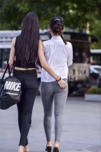 ​街拍: 健身美女翘臀诱惑, 低腰紧身裤勾勒完美曲线