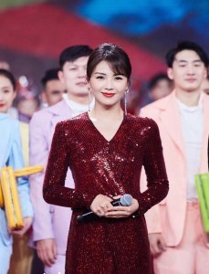 ​刘涛春晚真敢穿，穿“鱼鳞裙”上下都开叉，没她这腿还真穿不出来