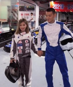 ​何婧婧官宣恋情不足1月就怀孕，新腾激动听胎心，网友：别去蹦床