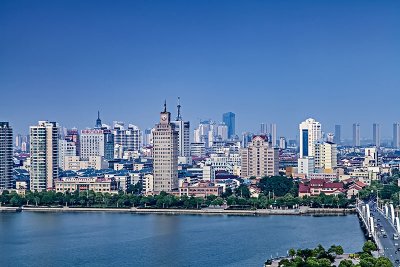 ​无锡第一大县级市，总面积约2000平方千米，经济发达景点多